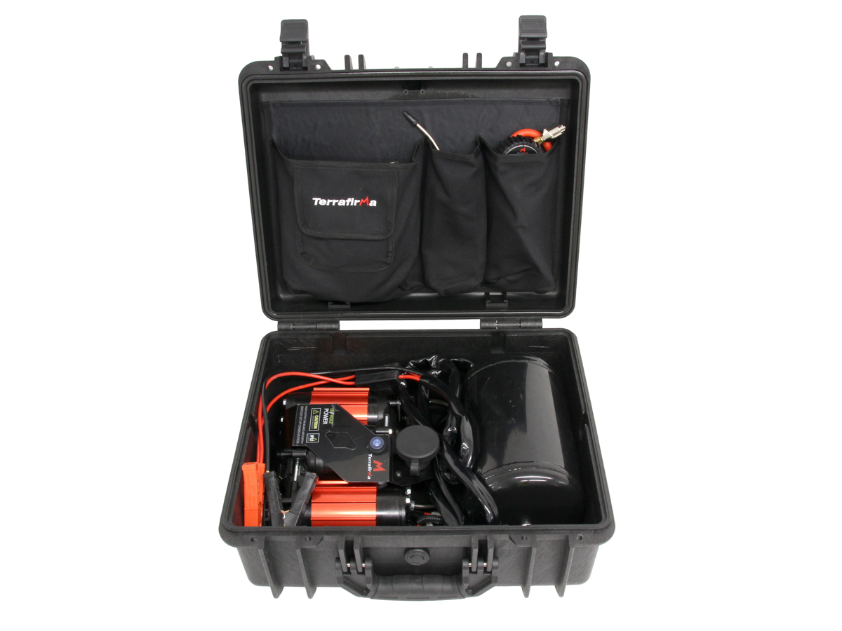 Terrafirma tragbarer 12-V-Doppelkompressor mit Drucklufttank, Manometer und Schlauch im Transportkoffer